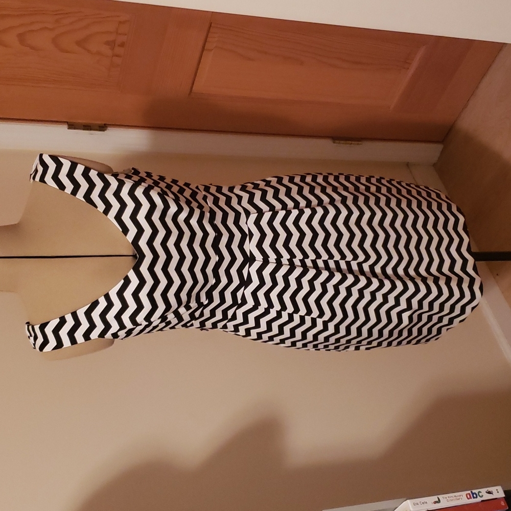 Beautiful chevron dress 👗 for wedding or cocktail party, and has pockets!